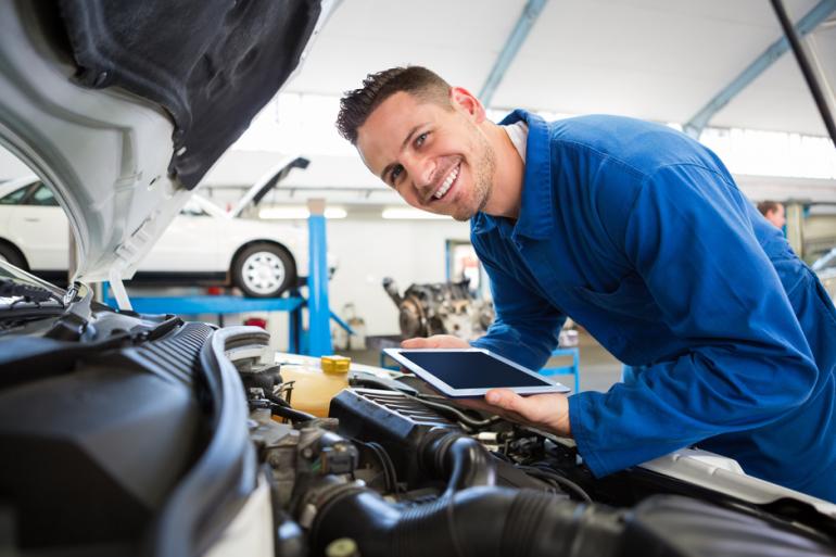 Hombre reparando un automóvil 